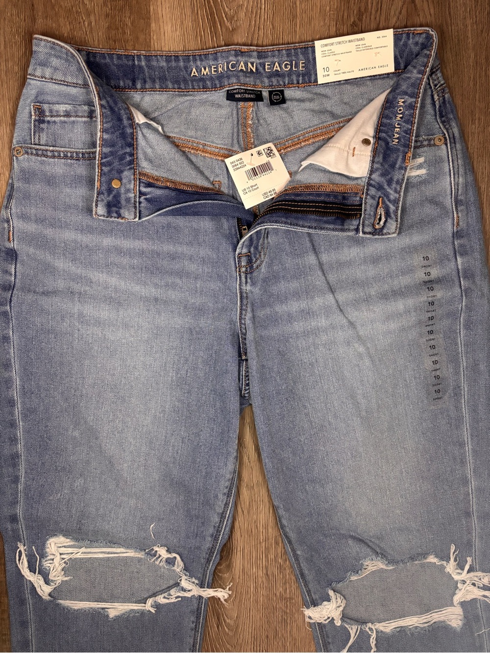 American Eagle Mom Jeans 10 Short NWT Ripped Distressed